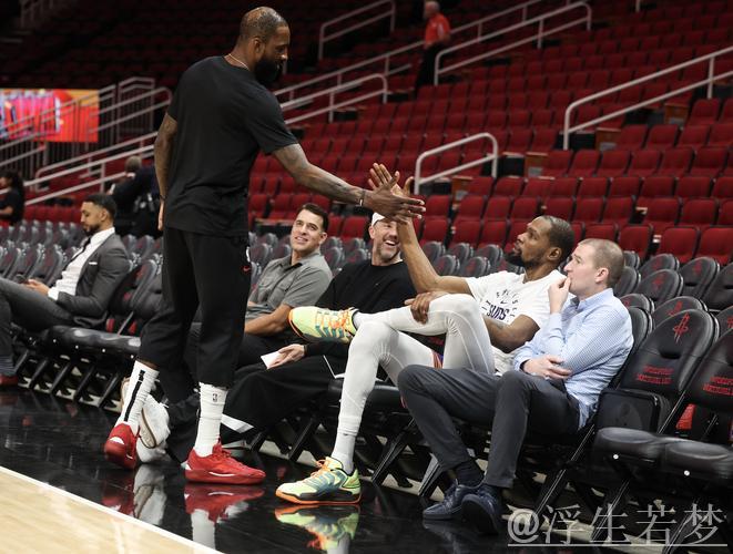 小贾巴里赞杜兰特职业精神，称其无私指导年轻球员